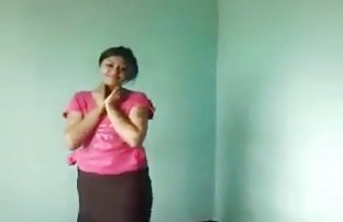 XXX یک سگ ماده در امام جواد در یک میز کوچک متعلق فیلم داغ سکی به روسپی در دهان او.