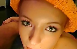 XXX یک دختر جوان نشسته در دهان سگ فیلم سکی خوب ماده